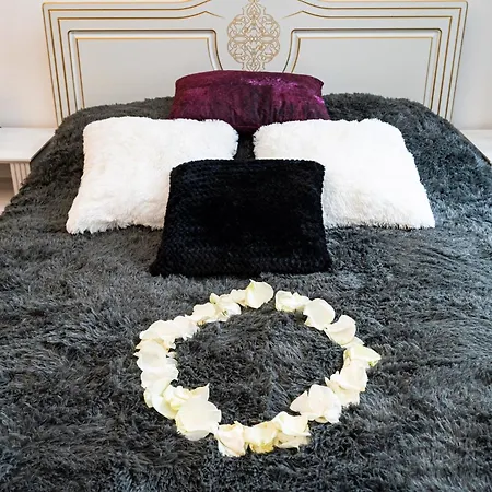 Red Rose Apartment *