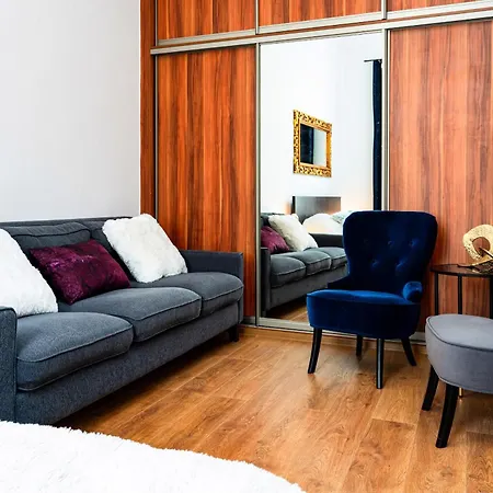 Red Rose Apartment *